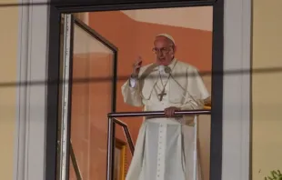 Auf dem Balkon, von dem schon Benedikt XVI. und Johannes Paul II. mit der Jugend sprach, wandte sich Franziskus am Abend des 27. Juli an die Pilger in Krakau. / CNA/WJT/Mariusz Cygan 