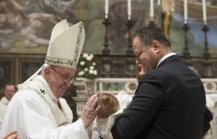 Papst Franziskus tauft 26 Kinder in der Sixtinischen Kapelle am 10. Januar 2016 / Vatican Media