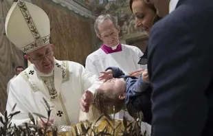 Papst Franziskus tauft ein Kind in der Sixtinischen Kapelle am 10. Januar 2016. / L'Osservatore Romano