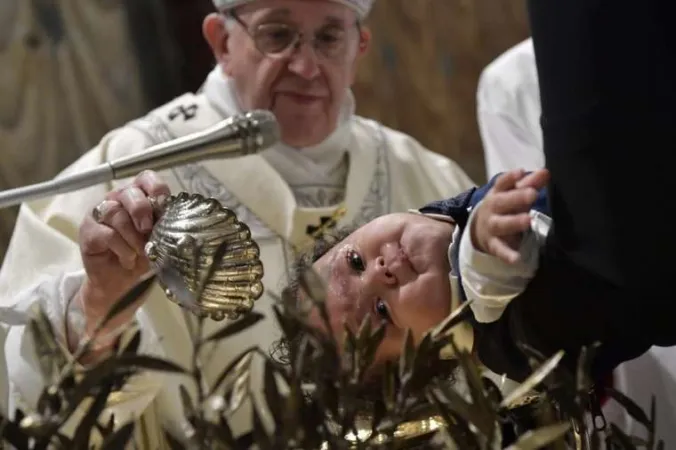 Papst Franziskus tauft ein Kind am 13. Januar 2019