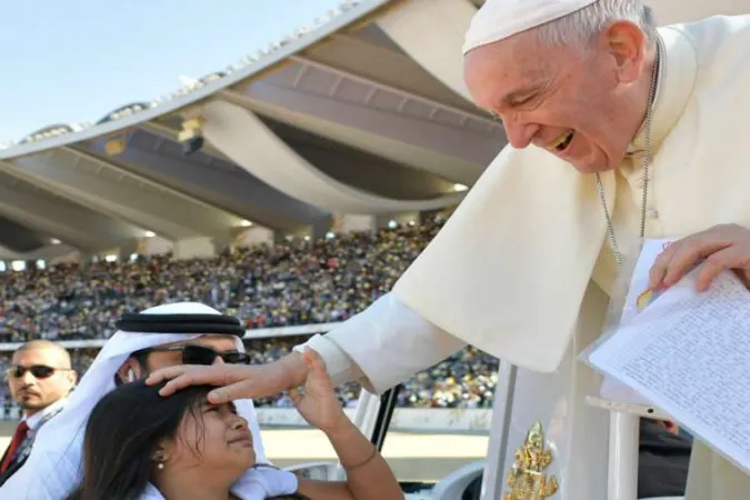 Papst Franziskus segnet ein Kind vor der Feier der heiligen Messe in Abu Dhabi am 5. Februar 2019