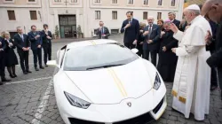 Papst Franziskus segnete das Auto und schrieb ein Autogramm auf die Motorhaube. / CNA / L'Osservatore Romano