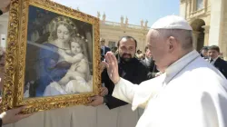 Papst Franziskus segnet ein Bildnis der Gottesmutter am 3. Mai 2017 auf dem Petersplatz / L'Osservatore Romano
