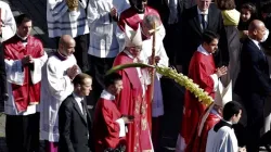 Papst Franziskus segnet auf dem Petersplatz Palmblätter am Palmsonntag, 9. April 2017. / CNA/Lucia Ballester