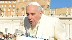 Papst Franziskus bläst Kerzen auf einem Kuchen zu seinem 78. Geburtstag aus bei der Generalaudienz am 17. Dezember 2014.
 / L'Osservatore Romano