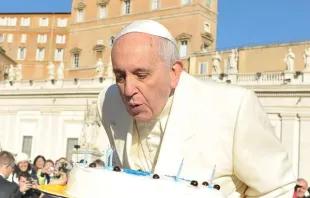 Papst Franziskus bläst Kerzen auf einem Kuchen zu seinem 78. Geburtstag aus bei der Generalaudienz am 17. Dezember 2014.
 / L'Osservatore Romano