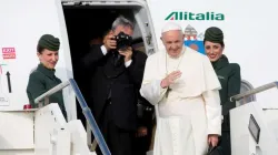 Papst Franziskus beim Betreten des Fliegers nach Genf am 21. Juni 2018 / CNA Deutsch / Daniel Ibanez