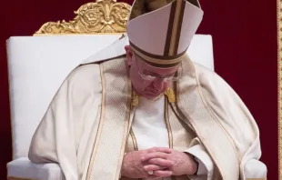 Papst Franziskus im Gebet gebeugt am 2. September 2015 / Osservatore Romano