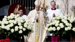 Papst Franziskus feiert die Heilige Messe am Ostersonntag, 1. April 2018 auf dem Petersplatz / CNA Deutsch / Daniel Ibanez
