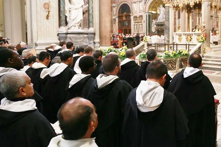 Dominikaner bei der Feier der heiligen Messe in der Lateranbasilika