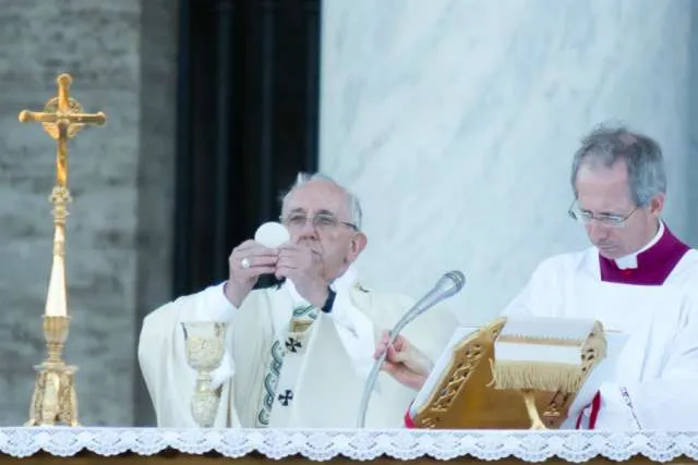 Papst Franziskus beim Feiern der heiligen Messe zu Fronleichnam am 18. Juni 2017