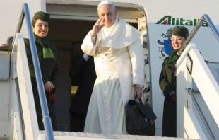 Papst Franziskus beim Betreten des Flugzeuges am 15. Januar 2018 / Vatican Media