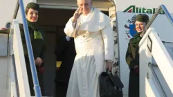 Papst Franziskus beim Betreten des Flugzeuges am 15. Januar 2018 / Vatican Media