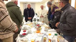 Papst Franziskus beim Frühstück mit Obdachlosen am 17. Dezember 2016, seinem 80. Geburtstag. / L'Osservatore Romano