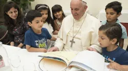 Geschenke vom Papst: Franziskus mit Flüchtlingskindern am heutigen Donnerstag im Vatikan. / L'Osservatore Romano