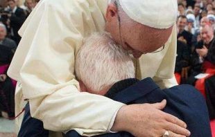 Papst Franziskus umarmt Pater Simoni in der Sankt Paul Kathedrale von Tirana, Albanien. / L'Osservatore Romano
