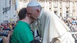Papst Franziskus umarmt einen Mann im Rollstuhl bei der Mittwochs-Generalaudienz auf dem Petersplatz am 10. Juni 2015. / Osservatore Romano (LOR)