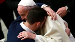 Papst Franziskus umarmt einen Pilger in der Audienzhalle Paul VI. im Vatikan am 13. Januar 2016. / CNA/Daniel Ibanez