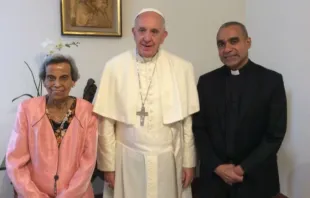 Papst Franziskus mit Sarah und Msgr. Anthony Figueiredo im Gästehaus Sancta Marthae am 3. Juni 2016.  / Privat/Msgr. Figueiredo