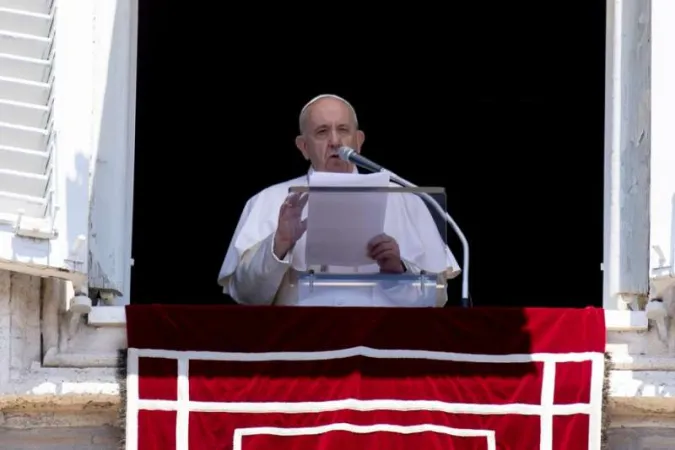 Papst Franziskus bei der Ansprache zum Angelus vom Fenster des Apostolischen Palastes des Vatikans.