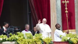 Papst Franziskus spendet den Segen Urbi et Orbi am Ostersonntag, 1. April 2018 / CNA Deutsch / Daniel Ibanez
