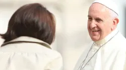 Papst Franziskus begrüßt eine Pilgerin auf dem Petersplatz / Petrik Bohumil / CNA Deutsch