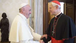 Papst Franziskus begrüßt Kardinal Donald William Wuerl am 27. Oktober 2017 / Vatican Media 