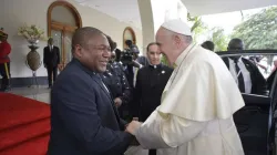 Freundliche Begrüßung: Papst Franziskus und Präsident Filipe Nyusi am 5. September 2ß10 in Maputo / Vatican Media
