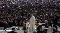 Papst Franziskus begrüßt Einsatzkräfte von Polizei, Feuerwehr und Militär am 30. April 2016. / CNA/Alexey Gotovskiy