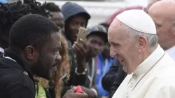 Papst Franziskus im Gespräch mit Migranten bei Cesena (Italien) am 1. Oktober 2017 / CNA / Vatican Media