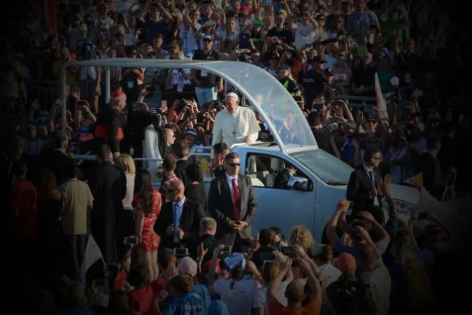 Papst Franziskus begrüßt Pilger auf dem Campus Misericordiae vor der Vigil am Samstag, 30. Juli 2016.