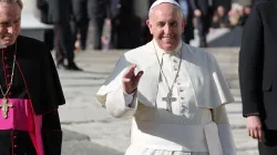 Papst Franziskus begrüßt Pilger bei der Generalaudienz am 29. November 2014. / CNA/Petrik Bohumil