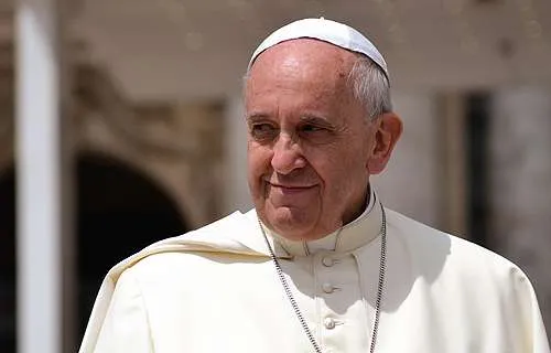 Papst Franziskus begrüßt Pilger auf dem Petersplatz am 28. Mai 2014.