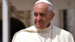Papst Franziskus begrüßt Pilger auf dem Petersplatz am 28. Mai 2014. / CNA/Daniel Ibanez 
