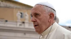Papst Franziskus begrüßt Pilger auf dem Petersplatz be der Generalaudienz am 28. Mai 2014. / CNA / Daniel Ibanez