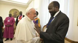 Papst Franziskus begrüßt den südsudanesischen Präsidenten Salva Kiir am 11. April 2019. / Vatican Media
