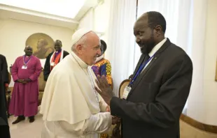 Papst Franziskus begrüßt den südsudanesischen Präsidenten Salva Kiir am 11. April 2019. / Vatican Media