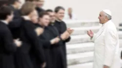 Papst Franziskus begrüßt Pilger bei der Generalaudienz auf dem Petersplatz am 26. Feburar 2014 / Giulio Napolitano