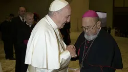 Papst Franziskus begrüßt den damaligen Erzbischof von Agana, Anthony Apuron, am 7. Februar 2018 im Vatikan. / Vatican Media
