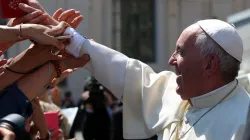 Papst Franziskus verteilt Rosenkränze an Pilger auf dem Petersplatz am 4. Mai 2016. / CNA/Daniel Ibanez