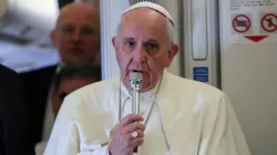Papst Franziskus gibt eine "fliegende Pressekonferenz" am 18. Januar 2016. / CNA/Alan Holdren