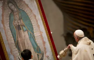 Papst Franziskus inzensiert das Bild Unserer Lieben Frau von Guadalupe im Petersdom am 12. Dezember 2017 / CNA / Daniel Ibanez
