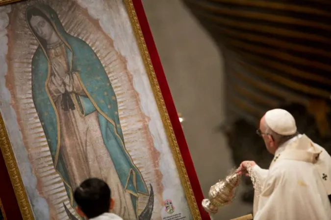 Papst Franziskus inzensiert das Bild Unserer Lieben Frau von Guadalupe im Petersdom am 12. Dezember 2017