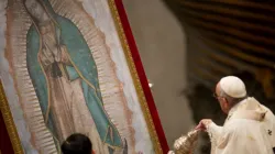 Papst Franziskus inzensiert das Bild Unserer Lieben Frau von Guadalupe im Petersdom am 12. Dezember 2017 / CNA / Daniel Ibanez