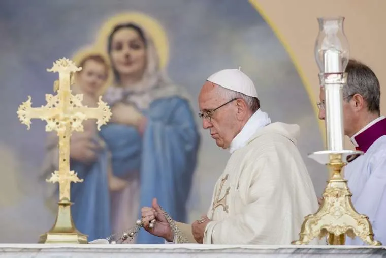 Papst Franziskus inzensiert – beweihräuchert – den Altar bei der Messe in Armenien am 25. Juni 2016