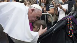 Papst Franziskus küsst ein Kind während einer Begegnung mit kranken Kindern am 25. September 2015.  / L'Osservatore Romano