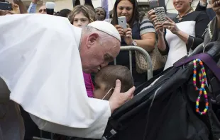 Papst Franziskus küsst ein Kind während einer Begegnung mit kranken Kindern am 25. September 2015.  / L'Osservatore Romano