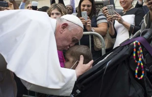 Papst Franziskus küsst ein Kind während einer Begegnung mit kranken Kindern am 25. September 2015.
 / Vatican Media / CNA Deutsch