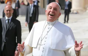 Papst Franziskus lacht bei der Generalaudienz auf dem Petersplatz am 1. April 2015. / CNA/Petrik Bohumil