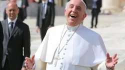 Papst Franziskus lacht bei der Generalaudienz auf dem Petersplatz am 1. April 2015. / CNA/Petrik Bohumil